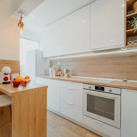 Avenue Center Sea Garden Apartment Warna