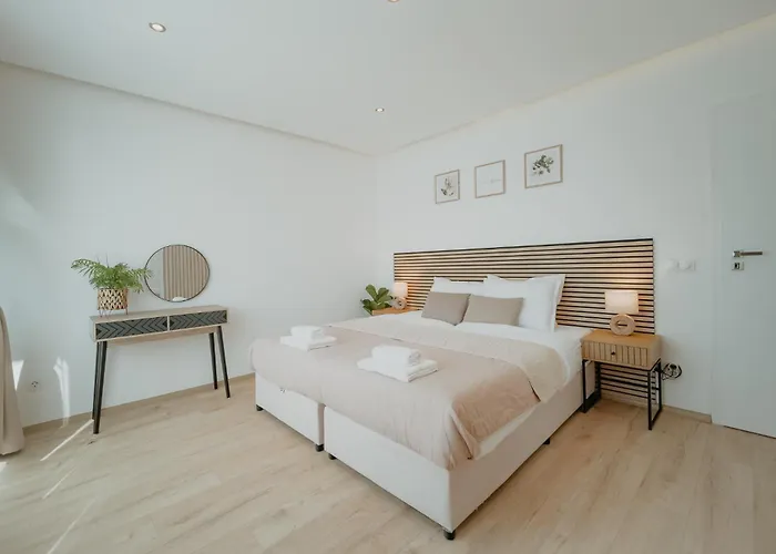 Avenue Center Sea Garden Warna