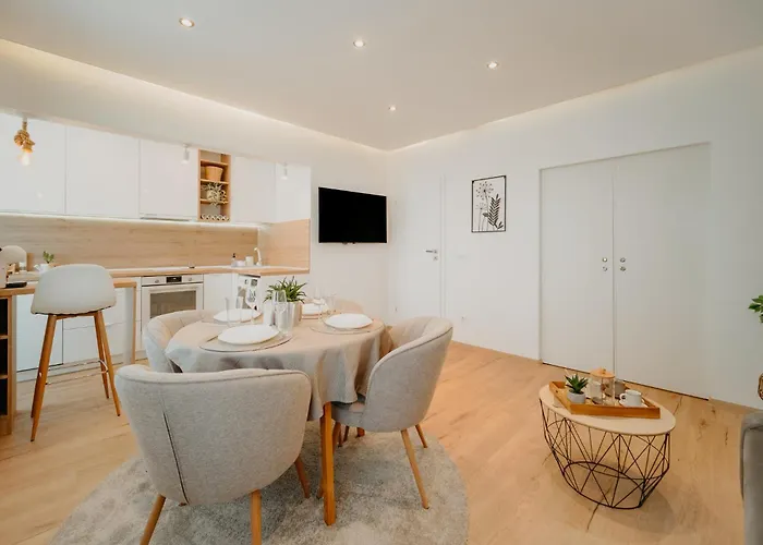 Avenue Center Sea Garden * Warna